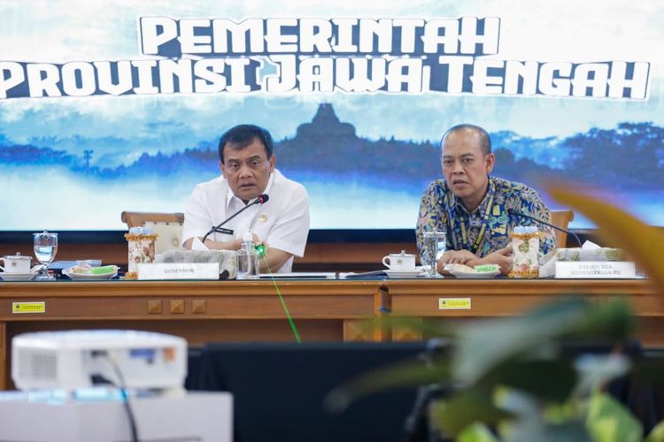 Gubernur Jawa Tengah Ahmad Luthfi memimpin rapat koordinasi percepatan penanganan banjir di kantornya pada Rabu (29/10/2025).