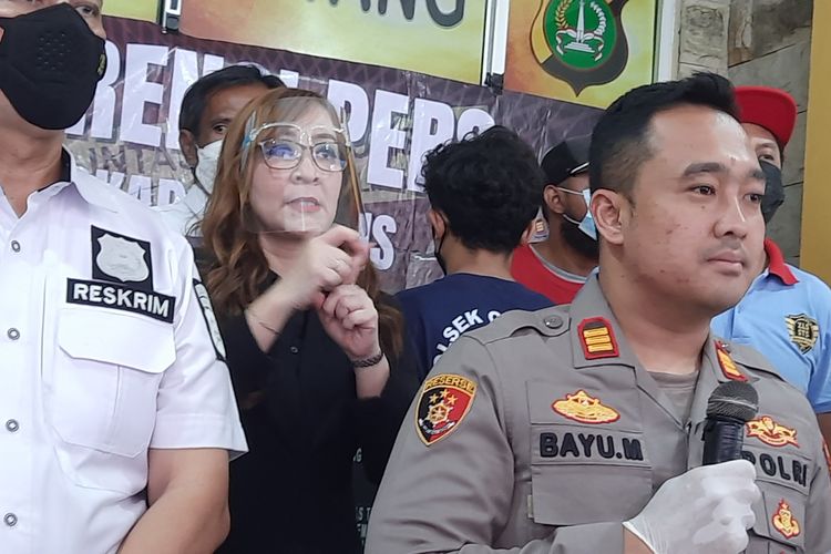 Polisi telah menangkap para pelaku tawuran di Jalan Al Baidho II, Lubang Buaya, Cipayung, Jakarta Timur. Satu korban tewas dibacok. Konferensi pers dilaksanakan di Mapolsek Cipayung, Senin (22/8/2022).