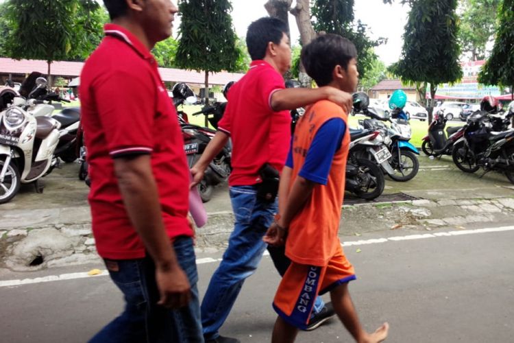 Pengedar pil koplo di Jombang, saat digelandang polisi di Mapolres Jombang, Rabu (20/2/2019). Berawal dari transaksi pertukaran pil koplo dengan hubungan badan dengan seroang perempuan, pengedar pil koplo ini ditangkap polisi. 