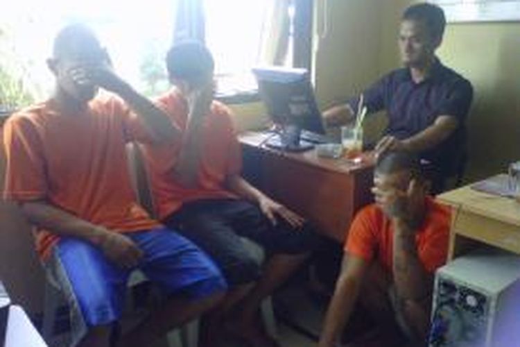 Tiga dari empat pemuda pelaku pencurian tabung LPG 3 Kilogram diperiksa petugas di Mapolres Magelang, Jumat (9/1/2015).