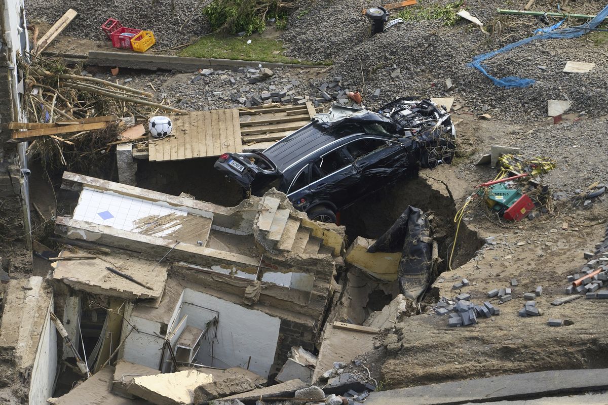 Rumah-rumah dan mobil-mobil di lembah Ahr, distrik Walporzheim, Jerman, hancur akibat banjir Eropa pada Sabtu (17/7/2021). Hujan deras selama berhari-hari di Eropa Barat membuat air sungai meluap ke jalan, dan arus derasnya menghanyutkan mobil, merusak bangunan, hingga membuat warga terjebak.