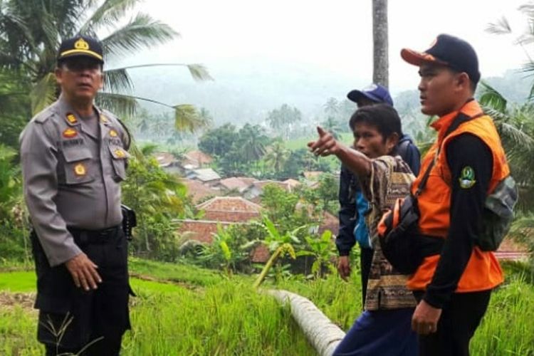 Polisi, petugas BPBD dan warga meninjau lokasi pergerakan tanah di Kampung Cibadak, Kecamatan Sukaresmi, Kabupaten Cianjur, Jawa Barat. 122 jiwa terdampak dan telah diungsikan ke tempat aman.