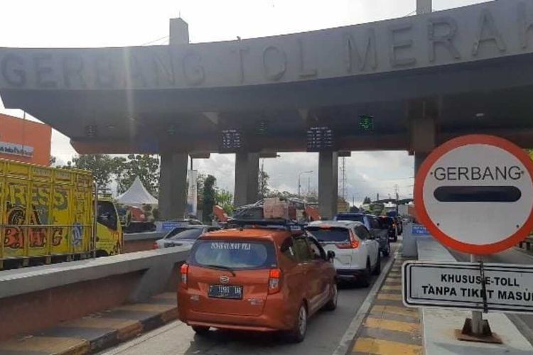 Kemacetan di Gerbang Tol Merak, Cilegon, Banten