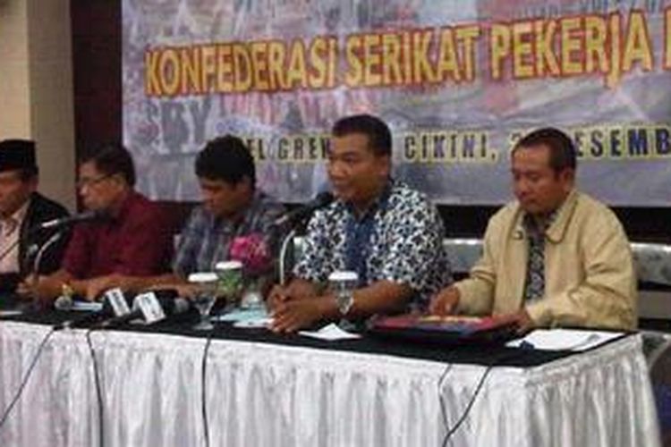 Pengurus Konfederasi Serikat Pekerja Indonesia (KSPI) dari kiri Wakil Presiden Widadi, Wakil Ketua Jufry Ashari, Presiden Said Iqbal, Sekretaris Jenderal Muhamad Rusdi, dan Wakil Sekretaris Jenderal Sahat Butarbutar.