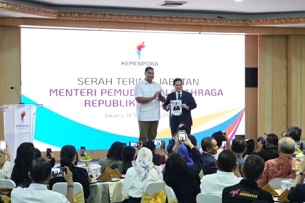 Erick Thohir dan Dito Ariotedjo bersalaman di acara Sertijab (Serah Terima Jabatan) Menpora di Auditorium Wisma Kemenpora, Senayan, Jakarta, pada Kamis (18/9/2025).