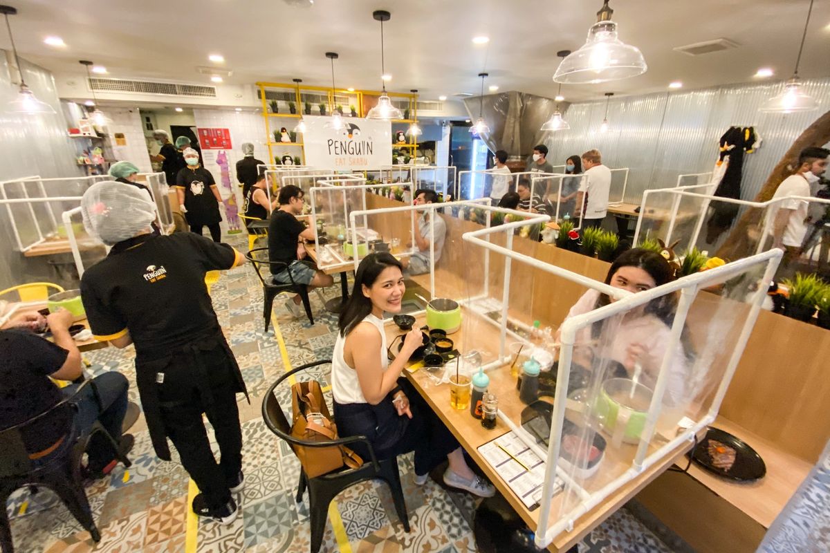 Restoran di Thailand membuat sekat dari pvc dan plastik untuk pengunjung terhindari dari penularan virus corona