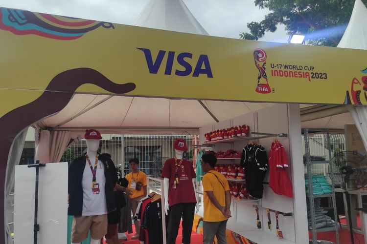 Booth merchandise Piala Dunia U17 2023 yang ada di Stadion Manahan, Solo. Penjualan pernak-pernik Piala Dunia U17 2023 di Manahan cukup tinggi sejak laga pertama pada Jumat (10/11/2023).