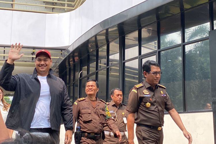 Menteri Pemuda dan Olahraga (Menpora) Dito Ariotedjo tiba di Kejaksaan Agung (Kejagung), Kebayoran Baru, Jakarta Selatan, pukul 13.00 WIB pada Senin (3/7/2023) siang. 