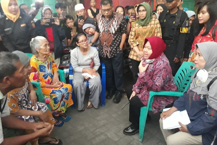 Wali Kota Surabaya Tri Rismaharini berbincang dengan warga korban kebakaran di tempat pengungsian semwntara Kampung Ilmu, Jalan Semarang, Surabaya, Rabu (10/7/2019).