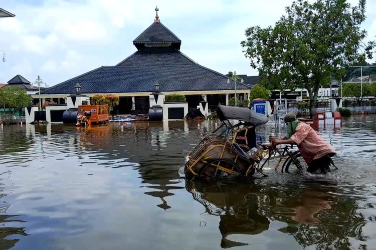 Kondisi Alun-alun Demak yang saat ini tergenang air banjir, Selasa (19/3/2024). (KOMPAS.COM/NUR ZAIDI)