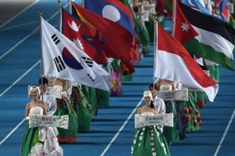 Rombongan yang membawa bendera peserta Asian Games 2014 memasuki Incheon Asiad Main Stadium, Incheon, Korea Selatan, pada acara penutupan Asian Games, Sabtu (4/10/2014).