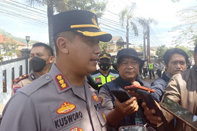 Polresta Bandung Kombes Pol Kusworo Wibowo menurunkan 400 personel guna mengamankan aksi masa buruh yang tergabung dalam SPN di Pengadilan Negeri (PN) Bale Bandung pada Kamis (14/7/2022)