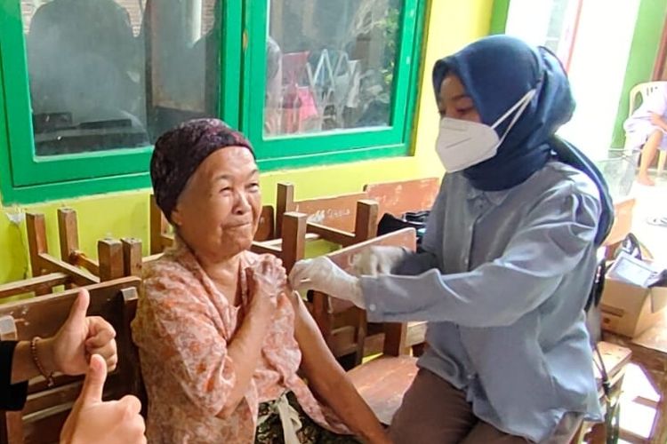 Mbah Tarmi (102) mendapat suntikan vaksin Covid-19 dari petugas vaksinasi Puskesmas Bandung, Kecamatan Tegal Selatan, Kota Tegal, Jawa Tengah,  Kamis (21/10/2021)