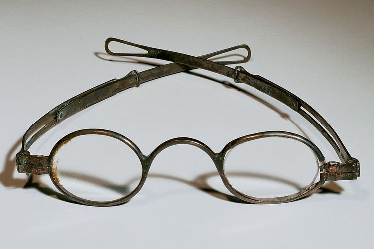 Kacamata yang dikenakan Lucy Marks (1830-1842). Penemuan kacamata mengubah dunia dan membantu orang dengan kekurangan penglihatan.