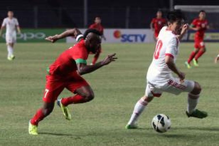 Pemain Indonesia Boaz Solossa (kiri) berusaha melewati pemain China dalam pertandingan babak penyisihan Grup C Piala AFC di Stadion Utama Gelora Bung Karno, Jakarta, Selasa (15/10/2013). Indonesia belum sekali pun memenangkan pertandingan dalam grup yang dihuni Irak, Arab Saudi, dan China.