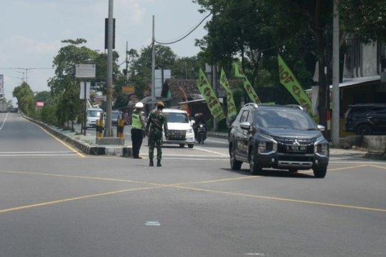 Personel TNI dan Polisi mengatur lalu lintas di Simpang Tiga Kemudo, Prambanan, Klaten, jalan lintas Jogja-Solo, Jumat (9/12/2022). 
