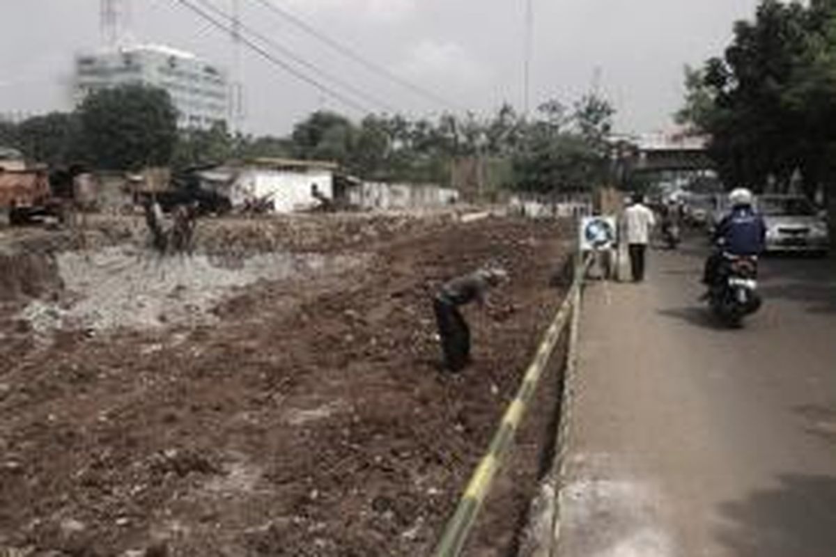 Pembebasan lahan di Jalan Arjuna, Kebon Jeruk, Jakarta Barat, Rabu (17/7/2013), masih terkendala. Warga belum mau melepaskan tanahnya hingga ada surat dari Pemprov DKI Jakarta.