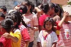 Menghibur Anak-anak Pengungsi Gunung Sinabung