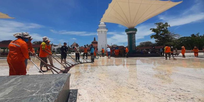 Banjir di Masjid Agung Banten Surut, Peziarah Mulai Berdatangan