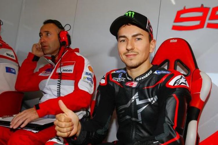 Pebalap Spanyol, Jorge Lorenzo (kanan), bersiap di paddock Ducati sebelum menjalani tes pasca-musim di Sirkuit Ricardo Tormo, Valecia, Selasa (15/11/2016).