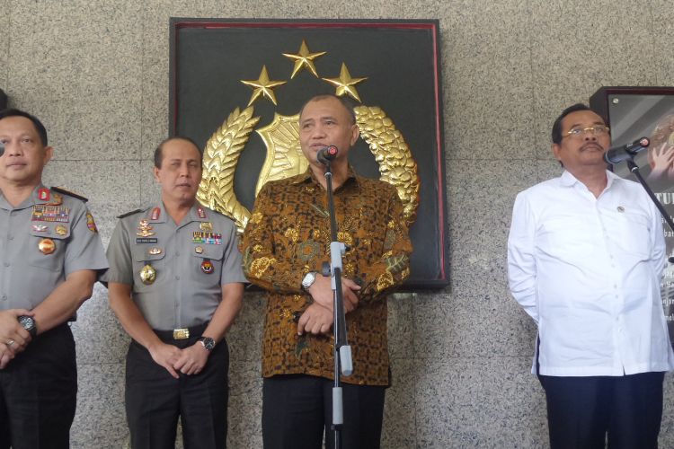 Kapolri Jenderal Pol Tito Karnavian, Ketua KPK Agus Raharjo, dan Jaksa Agung Muhammad Prasetyo dalam konferensi pers usai penandatanganan MoU di kompleks Mabes Polri, Jakarta, Rabu (29/3/2017).