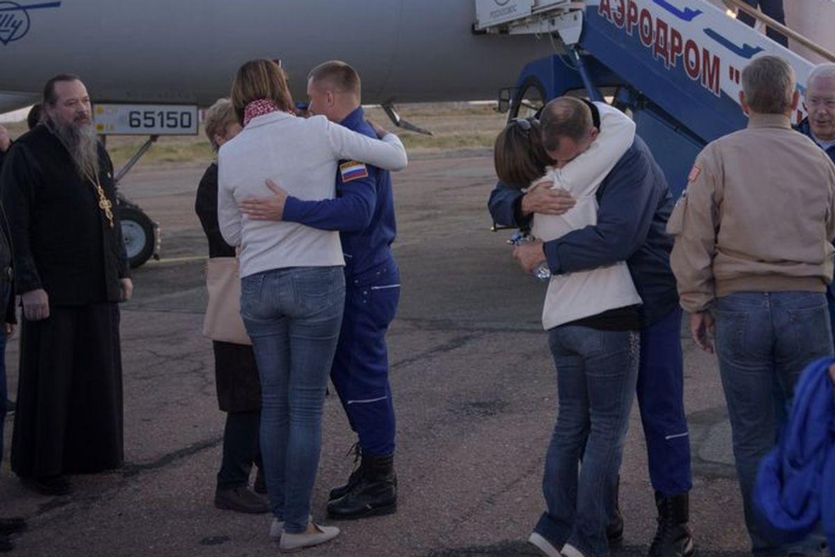 Detik-detik saat astronot NASA Nick Hague dan kosmonot Rusia Alexey Ovchinin bertemu kembali dengan keluarga setelah roket Soyuz gagal meluncur.