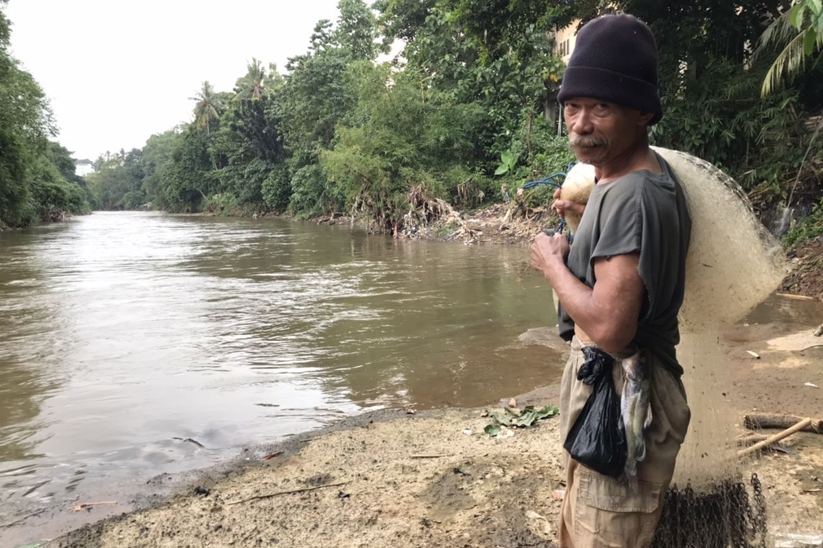 Paing (60), laki-laki asal Pemalang yang mencari ikan di Sungai Ciliwung sisi Lenteng Agung, Jagakarsa, Jakarta Selatan sejak tahun 1994. Dari Sungai Ciliwung, Paing bisa mendapatkan tambahan lauk berupa ikan dan juga melampiaskan hobi mencari ikan.