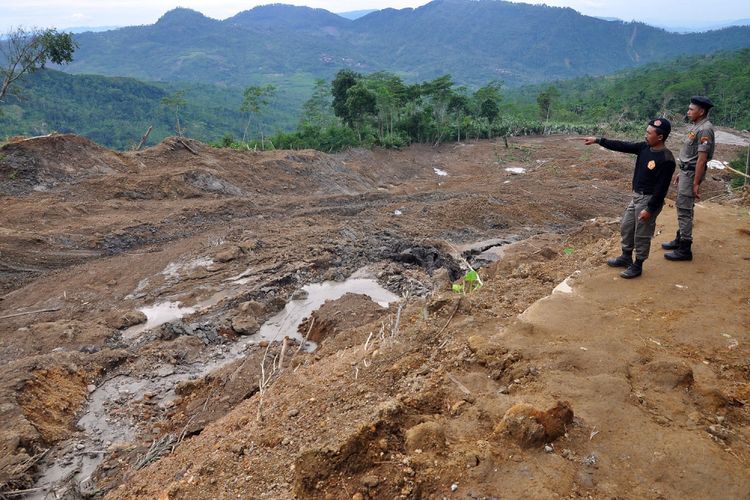 Relawan menunjukkan alur pergerakan tanah di lokasi bencana tanah bergerak desa Bantar, Wanayasa, Banjarnegara, Jateng, Rabu (17/1). Sejak dua pekan lalu bencana tanah bergerak masih terus berlangsung yang memutuskan jalur antardesa sehingga menyebabkan tiga dusun berpenduduk 2.200 jiwa terisolasi. ANTARA FOTO/Anis Efizudin/aww/18.