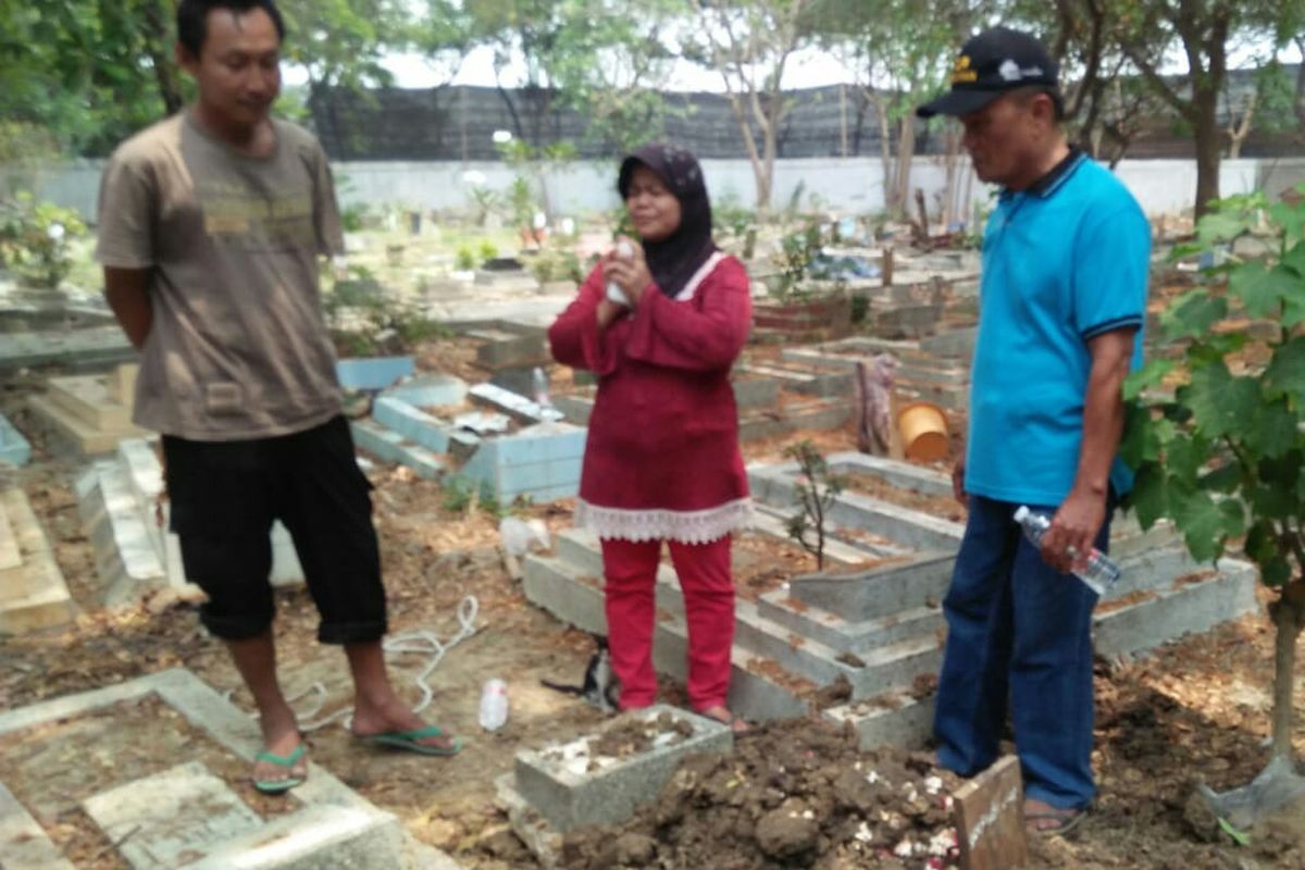 Dian Islamiyati (36) nenek yang gendong jenazah cucunya di Cilincing mengunjungi makam sang cucu, Rabu (18/9/2019). Sebelumnya Dian viral karena diketahui menggendong jenazah cucunya dari Puskesmas Kecamatan Cilincing. Anak Dian yang berinisial IAS (16) menjalani proses persalinan di Puskesmas Kecamatan Cilincing pada Selasa (17/9/2019) siang. Namun, bayi itu meninggal dalam kandungan IAS yang berusia 28 minggu. 