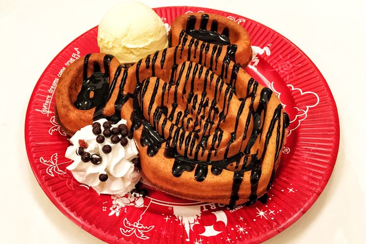Ilustrasi waffle bentuk Mickey ala Disney dengan topping cokelat dan es krim vanilla. 