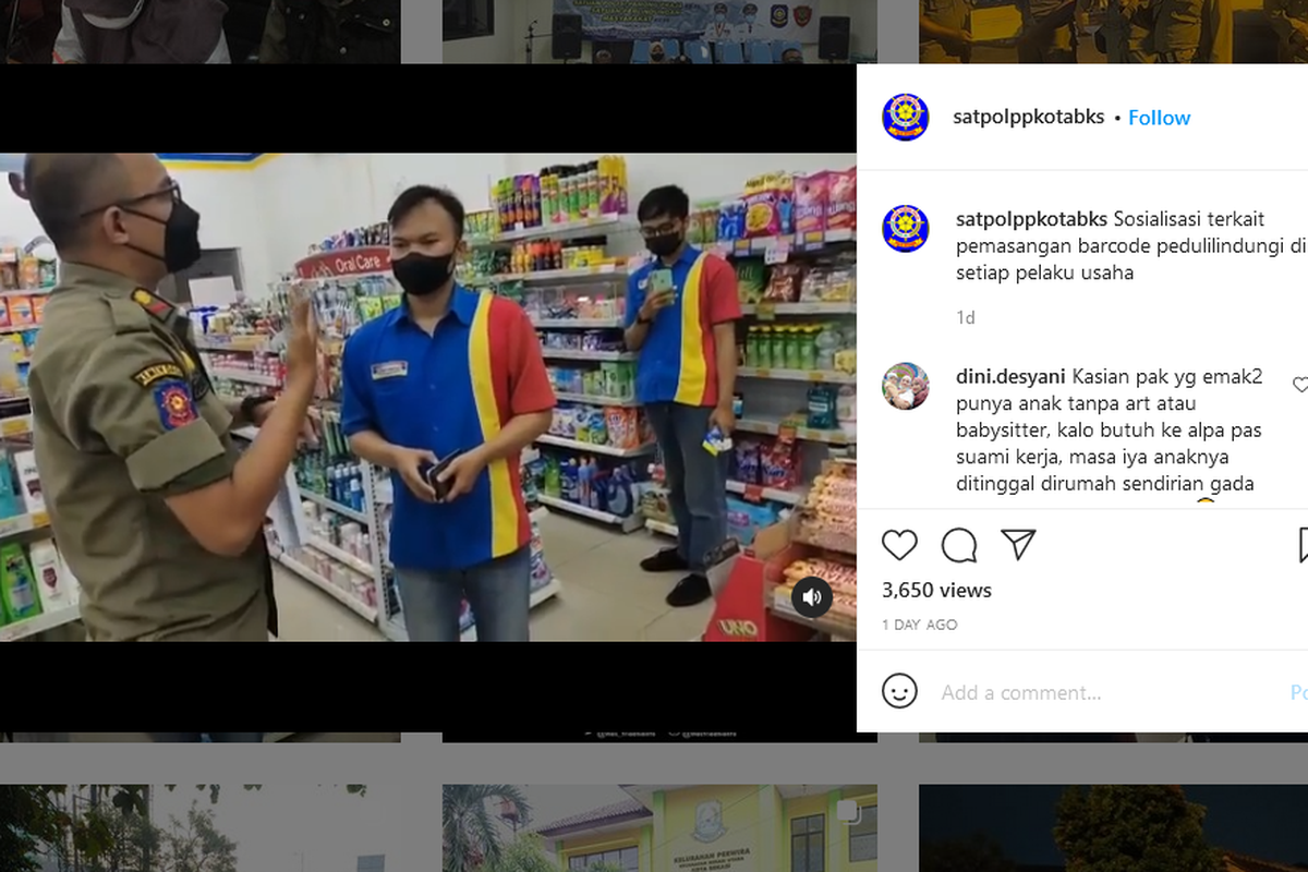 Tangkapan layar Satpol PP Bekasi sosialisasi pemasangan barcode PeduliLindungi di Indomaret Bekasi.
