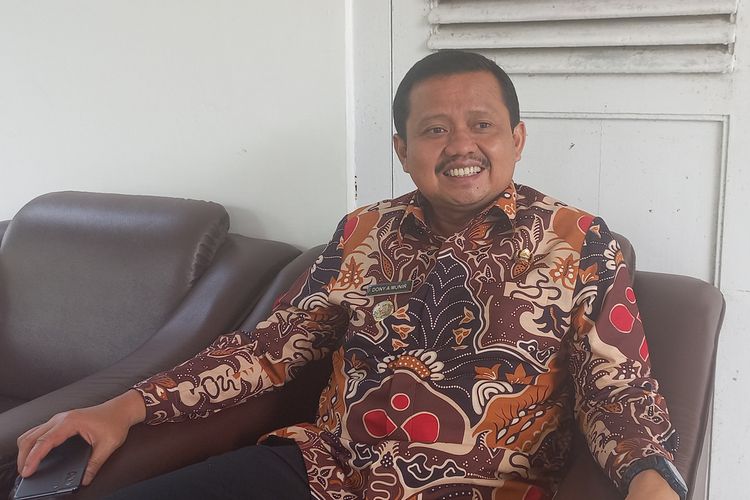 Bupati Sumedang Dony Ahmad Munir. Pemkab Sumedang, Jawa Barat akan menyalurkan bantuan langsung tunai (BLT) sebagai bentuk pengalihan subsidi dari kenaikkan harga Bahan Bakar Minyak (BBM).
