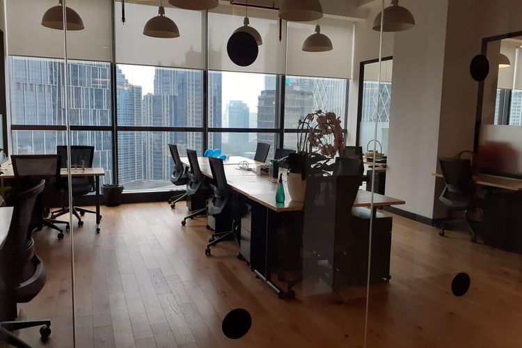 Work space di WeWork Revenue Tower, Jakarta Selatan