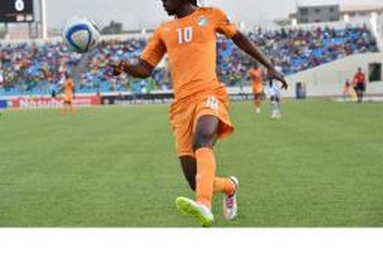 Penyerang Pantai Gading, Gervinho, mengontrol bola dalam laga Grup D Piala Afrika melawan Guinea di Malabo, Selasa (20/1/2015).