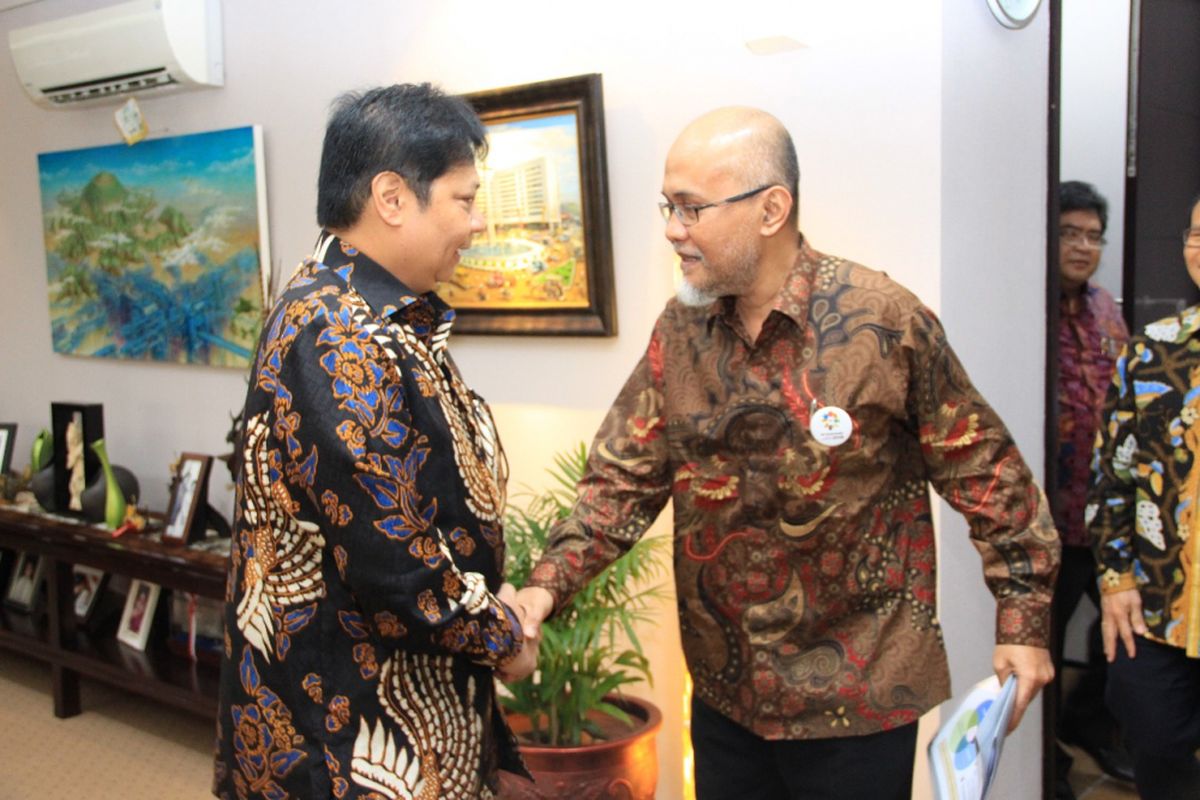 Pertemuan Menteri Perindustrian Airlangga Hartarto dengan Presiden Direktur PT Toyota Motor Manufacturing Indonesia (TMMIN) Warih Andang Tjahjono.