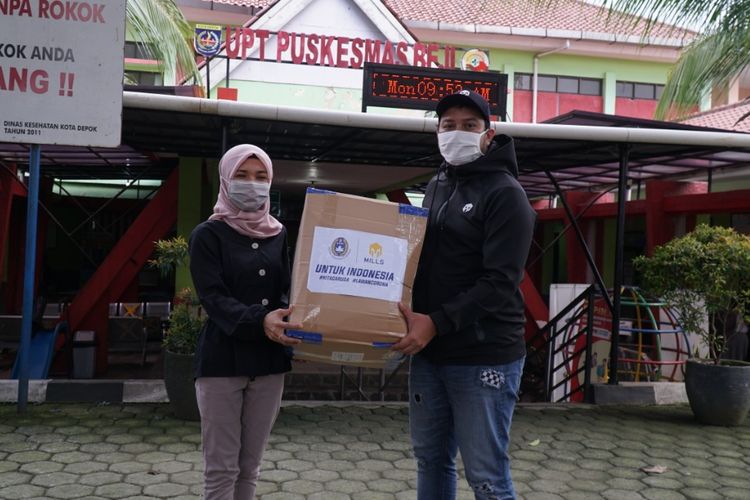 PSSI dan Mills membagikan Alat Pelindung Diri (APD) ke beberapa faskes di Kota Depok, Jawa Barat. 