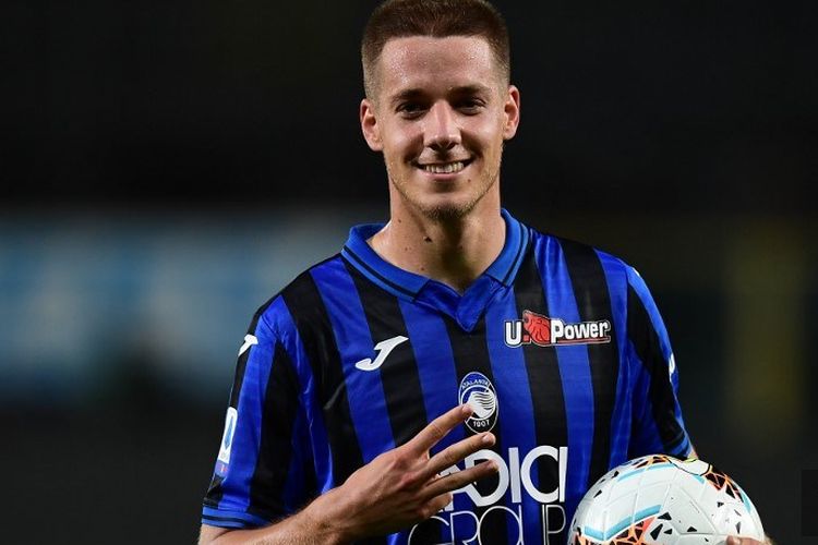 Gelandang Atalanta, Mario Pasalic, berpose usai mencetak trigol ke gawang Brescia pada laga lanjutan Liga Italia, 14 Juli 2020.