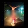 Video Viral Penumpang Sepeda Motor Berdiri Sambil Telanjang, Polisi Periksa Pelaku dan Perekam