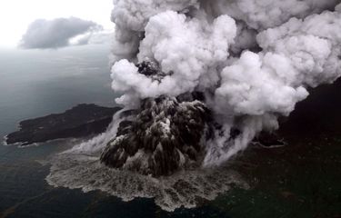 Foto udara letusan Gunung Anak Krakatau di Selat Sunda, Minggu (23/12/2018). Badan Meteorologi, Klimatologi, dan Geofisika (BMKG) menyampaikan telah terjadi erupsi Gunung Anak Krakatau di Selat Sunda pada Sabtu, 22 Desember 2018 pukul 17.22 Wib dengan tinggi kolom abu teramati sekitar 1.500 meter di atas puncak (sekitar 1.838 meter di atas permukaan laut).