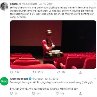 Tangkapan layar berisikan interakasi admin Grab Indonesia dengan seorang pengguna Twitter dalam rangka apresiasi pekerja harian petugas bioskop. 