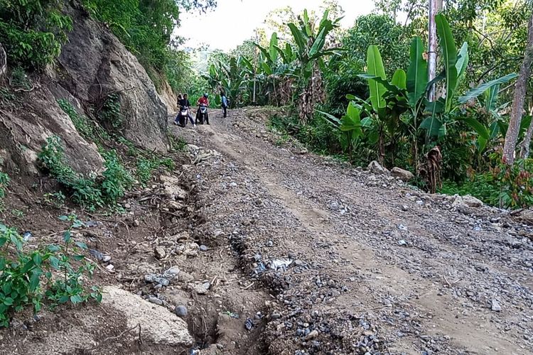 Foto : Jalan Wolodolo-Wololangga, tepatnya di Desa Gera, Kecamatan Mego, Kabupaten Sikka, NTT, rusak dihantam banjir. 