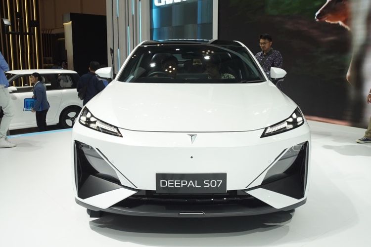 CHANGAN Deepal S07 mengusung teknologi Golden Shield Battery yang menonjolkan aspek keamanan dan daya tahan. 