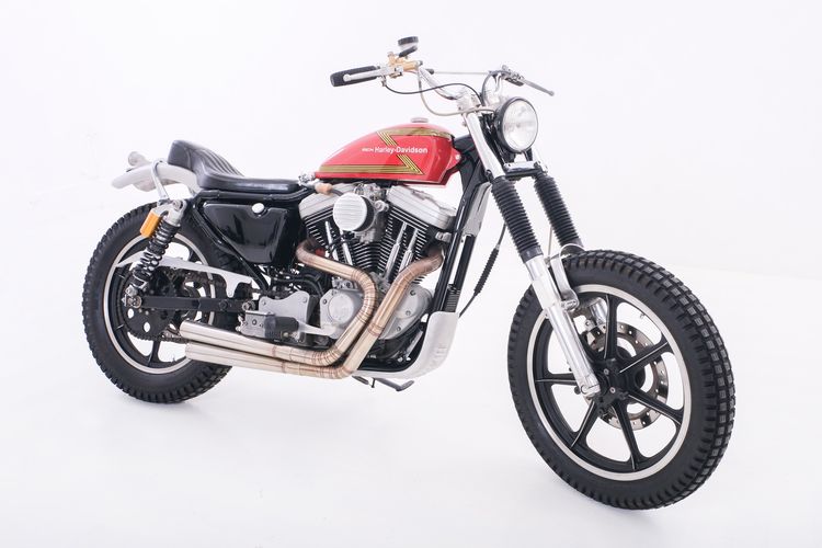 Harley-Davidson Sportster 1200 bergaya flat tracker garapan Atelier Tjap Macan