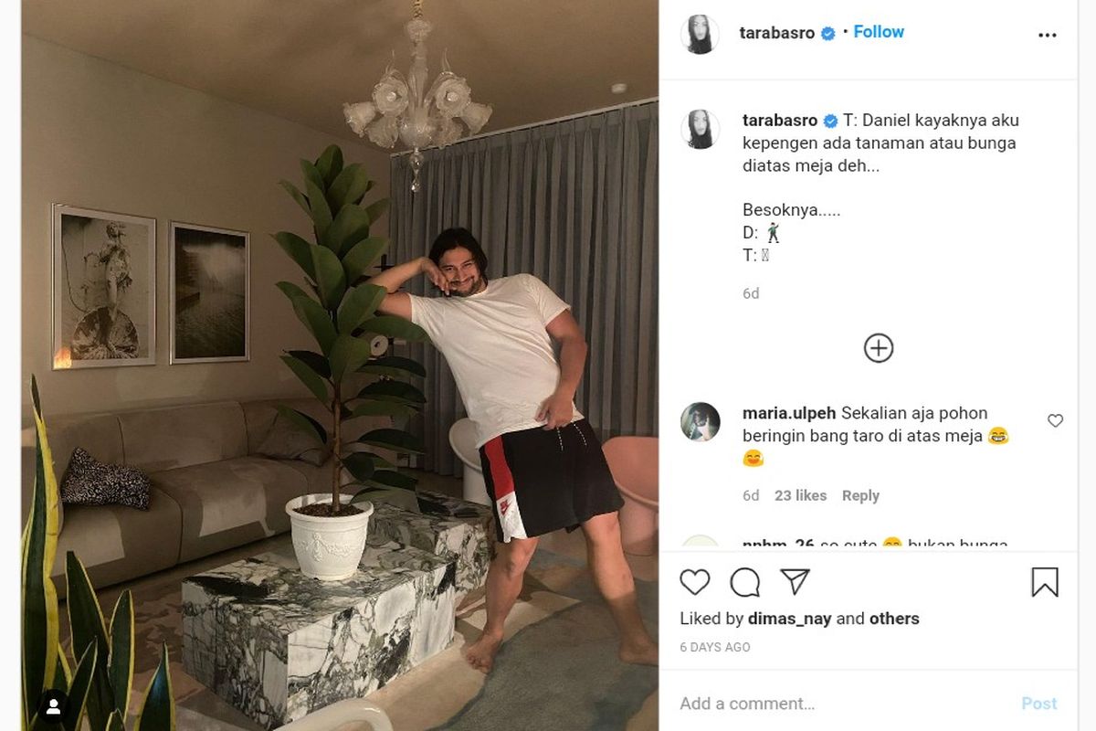 Tara Basro mengunggah fotk Daniel Adnan tengah berpose dengan tanaman yang diletakkan mereka di dalam rumah.