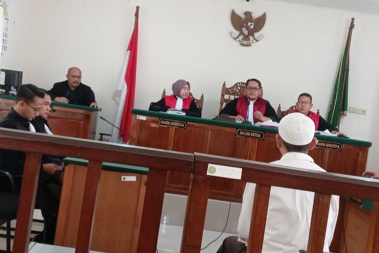 Terdakwa Sugeng Guruh menjalani sidang lanjutan perkara tabrak lari di Pengadilan Negeri Cianjur, Selasa (18/4/2023)