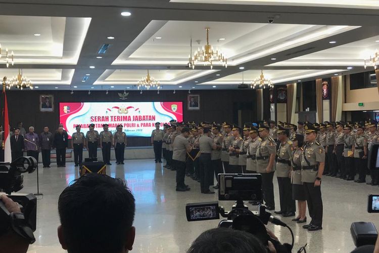 Kapolri Jenderal (Pol) Idham Azis memimpin upacara serah terima jabatan (sertijab) Kepala Divisi Hubungan Internasional Polri dan sejumlah Kapolda di Rupatama Mabes Polri, Jakarta Selatan, Selasa (11/2/2020).