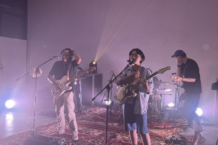 Menikmati konser tak hanya menghibur, tapi juga menurunkan stres, memicu kebahagiaan, dan meningkatkan koneksi sosial dengan orang lain.
