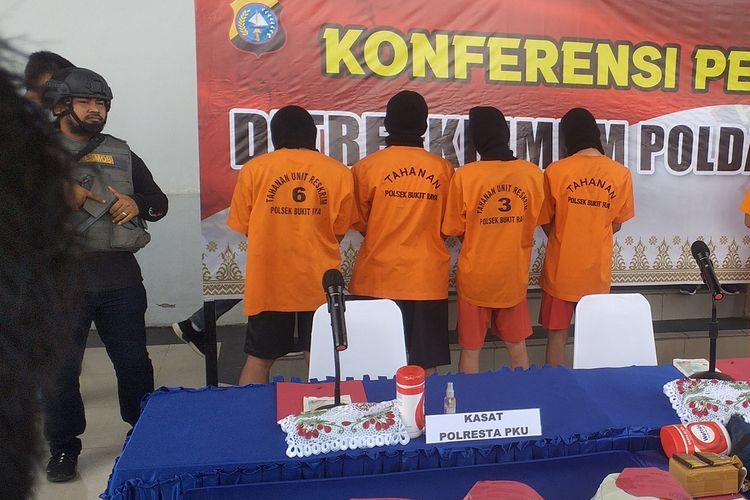 Empat anggota geng motor yang melakukan penyerangan terhadap pengendara saat dihadirkan dalam konferensi pers di Mapolda Riau, Senin (16/1/2023).