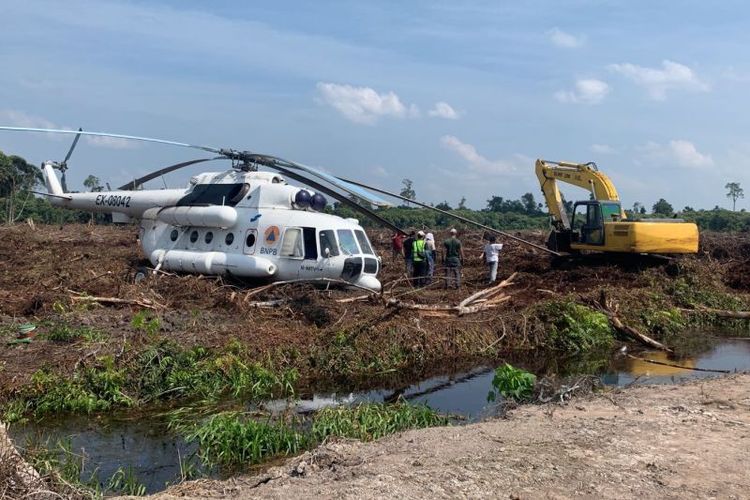 Helikopter milik Badan Nasional Penanggulangan Bencana (BNPB) untuk water bombing mendarat di area terbuka di lahan gambut Kelurahan Mendawai Seberang, Kabupaten Kotawaringin Barat, Kalimantan Tengah, Rabu (26/7/2023). 