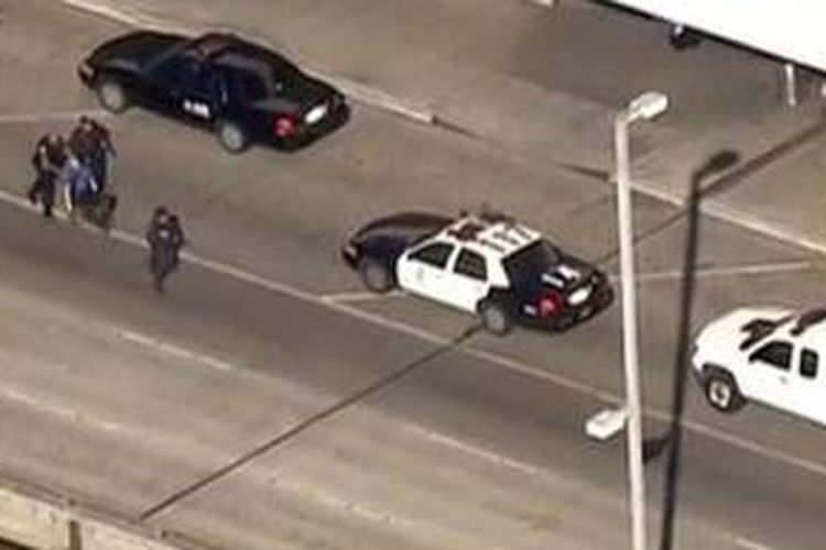 Ini adalah gambar yang dirilis Kepolisian Los Angeles (LAPD), terkait insiden penembakan di Bandara Internasional Los Angeles, Jumat (1/11/2013). Setidaknya satu petugas bandara tewas dan diperkirakan masih ada korban lain dalam insiden ini.